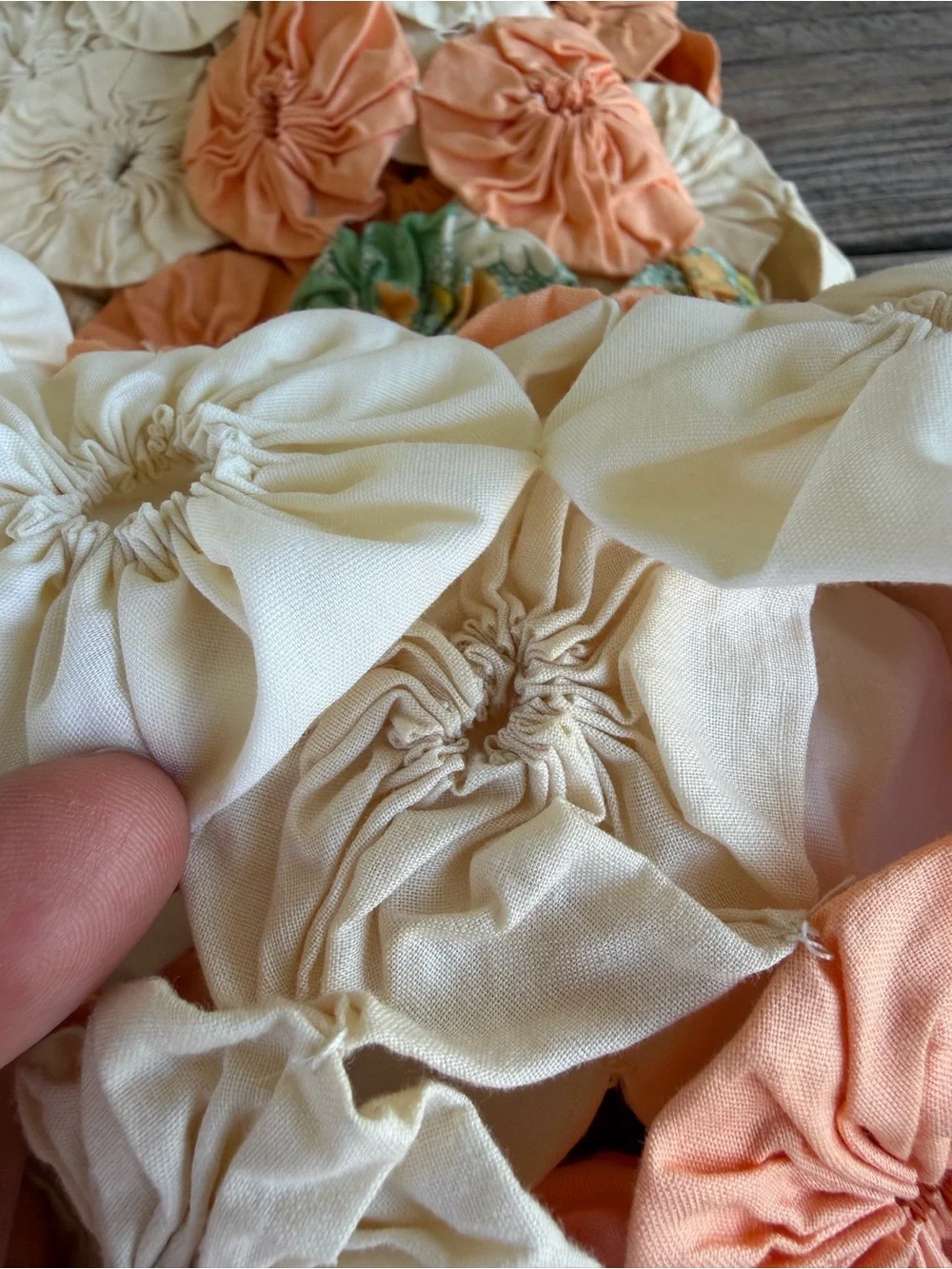 VTG Grandmother’s Garden Yo-Yo Quilt Hand Sewn Pastel Pink Green Scalloped 84x88